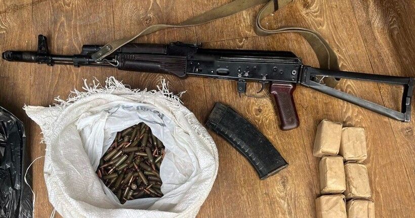 На Житомирщині судитимуть чоловіка, який продав автомат Калашникова та 390 набоїв за $1100