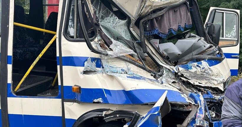 На Львівщині зіткнулися маршрутка та вантажівка: восьмеро пасажирів травмовані