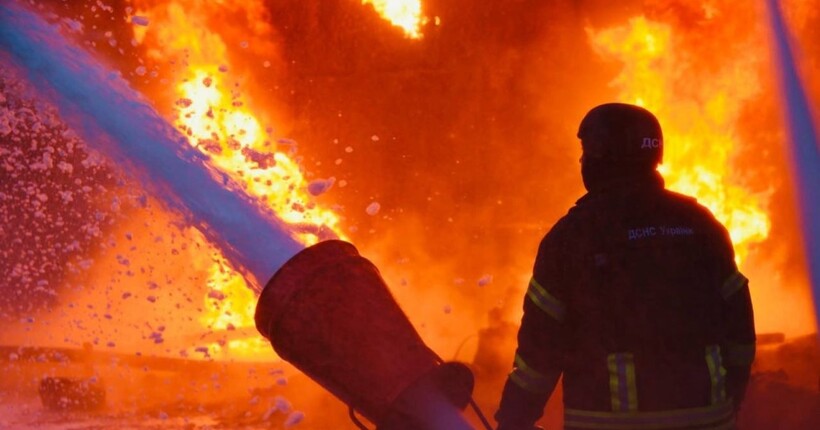 Через удари на Донеччині спалахнуло п'ять пожеж: під прицілом рф був об'єкт критичної інфраструктури (фото)