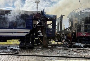 Росіяни вдарили по вокзалу у Шостці: кількість поранених зросла до 30 людей