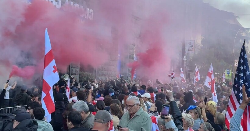 Протести в Грузії після виборів: протестувальники зламали ворота президентського палацу (відео)