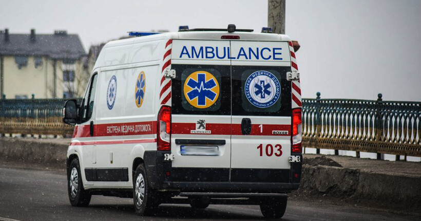Окупанти скинули вибухівку на авто у Херсоні: восьмирічному хлопчику відірвало ногу 