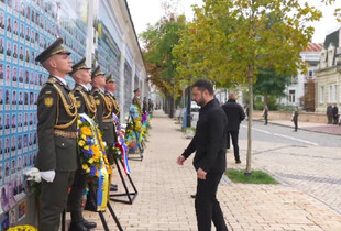 Зеленський та прем'єр Нідерландів вшанували памʼять загиблих українських воїнів і захисниць (відео)