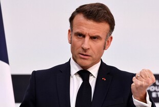 Екс-соратники та опозиція закликають Макрона провести дострокові вибори