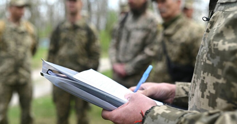 У Черкасах перед проходження ВЛК помер військовозобов’язаний: чоловік випав з автобусу та вдарився головою