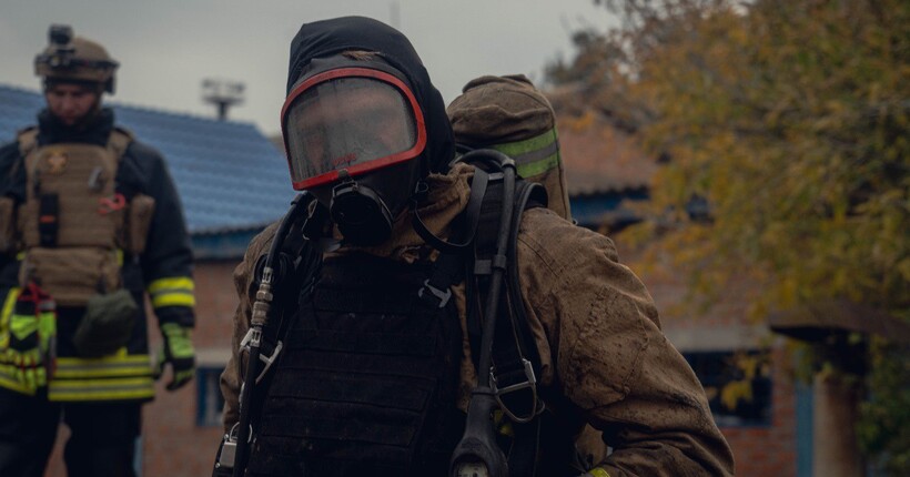 ДСНС ліквідувала пожежі після удару рф по Сумах: пошкоджено два будинки (фото)