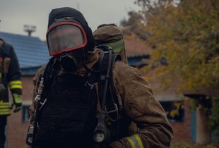ДСНС ліквідувала пожежі після удару рф по Сумах: пошкоджено два будинки (фото)