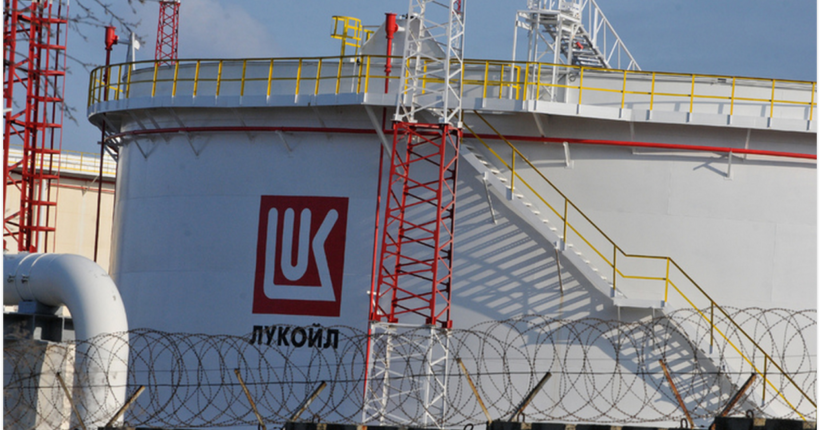 Атака дронів на Волгоградську область: горить газопереробний завод 