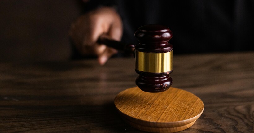 На Харківщині працівник похоронного бюро обікрав загиблого військового: прокуратура оскаржує вирок