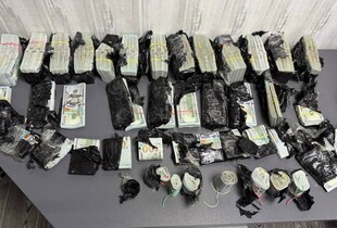 Майже $1 млн під капотом: митники зупинили спробу контрабанди
