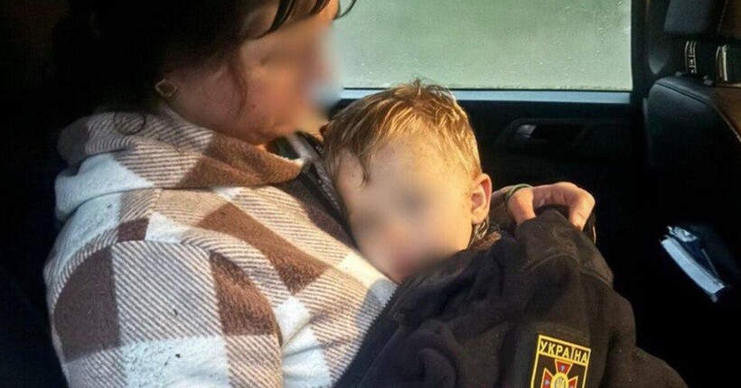 На Київщині розшукали дворічного хлопчика, який загубився в лісі під час прогулянки з батьками (фото)