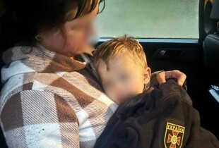На Київщині розшукали дворічного хлопчика, який загубився в лісі під час прогулянки з батьками (фото)