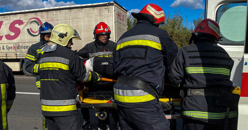 На Львівщині вантажівка злетіла в кювет: водія деблокували рятувальники