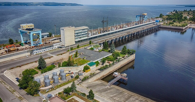 У Каневі уламки ракети пошкодили багатоповерхівку, рух через греблю ГЕС зупинено