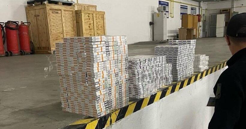 На кордоні зі Словаччиною митники виявили тайник з 1 800 пачками сигарет у підлозі електрокара