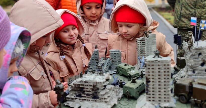 На Луганщині росіяни створили понад 3000 пропагандистських загонів школярів