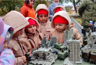 На Луганщині росіяни створили понад 3000 пропагандистських загонів школярів
