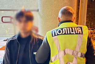 У Києві хлопець побив і пограбував дівчину через її фото на сайті знайомств