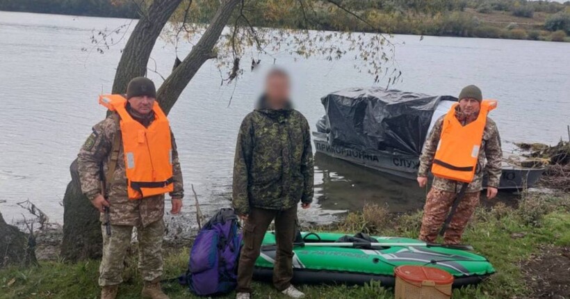 Прикордонники затримали чоловіка, який хотів перетнути кордон через Дністер на каяку