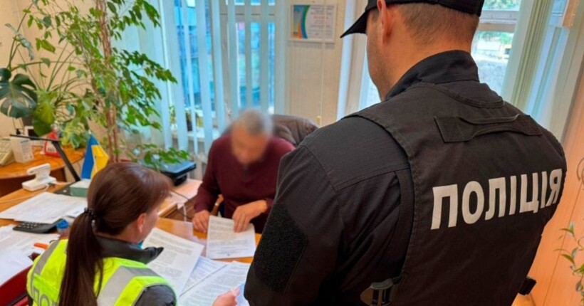 У Києві оголошено підозру екскерівнику КП, який закупив неякісні антипаркувальні стовпчики