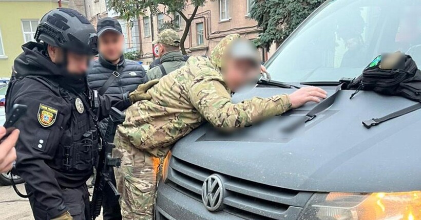 Викрадали людей, катували і вимагали гроші: у Тернополі затримали групу військових