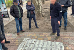 На Одещині ДБР викрило правоохоронця, який за $18 000 обіцяв перевезти 