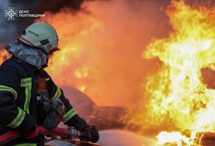 Удар по Полтавщині: рятувальники ліквідували пожежі та показали кадри наслідків обстрілу (фото)