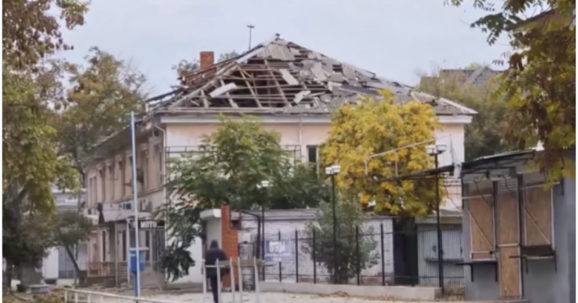 Російська армія вночі обстріляла центр Херсона, пошкоджено будинки та магазини