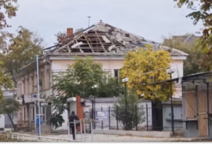 Російська армія вночі обстріляла центр Херсона, пошкоджено будинки та магазини