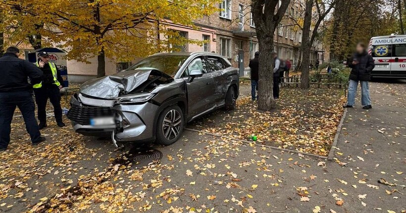 У Києві через ДТП легковик відкинуло на тротуар: п’ятеро людей постраждало