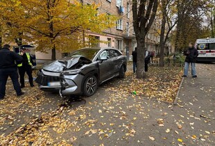 У Києві через ДТП легковик відкинуло на тротуар: п’ятеро людей постраждало