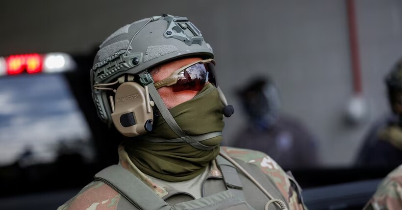 Суд зобов’язав імміграційних офіцерів носити камери під час операцій у Чикаго