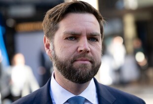 Венс припустив, чому Гегсет одягнув краватку у кольорах прапору рф