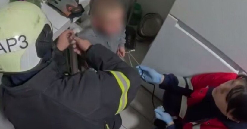 У Луцьку рятувальники допомогли трирічному хлопчику, який застряг рукою у батареї (відео)