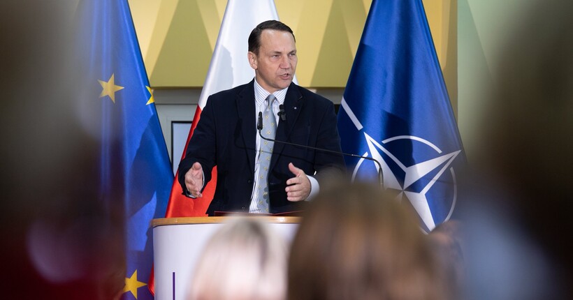 Сікорський допустив, що Польща може примусово посадити літак з Путіним