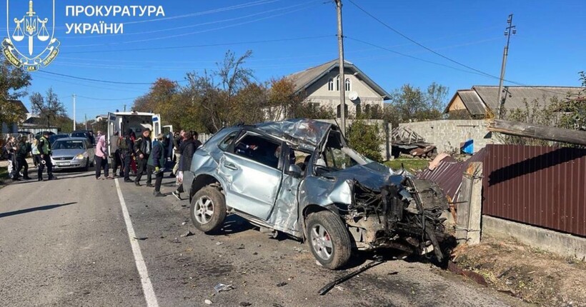 П'яний вчитель зіткнувся з бетонною опорою на Прикарпатті: є загиблі, серед яких - неповнолітній учень