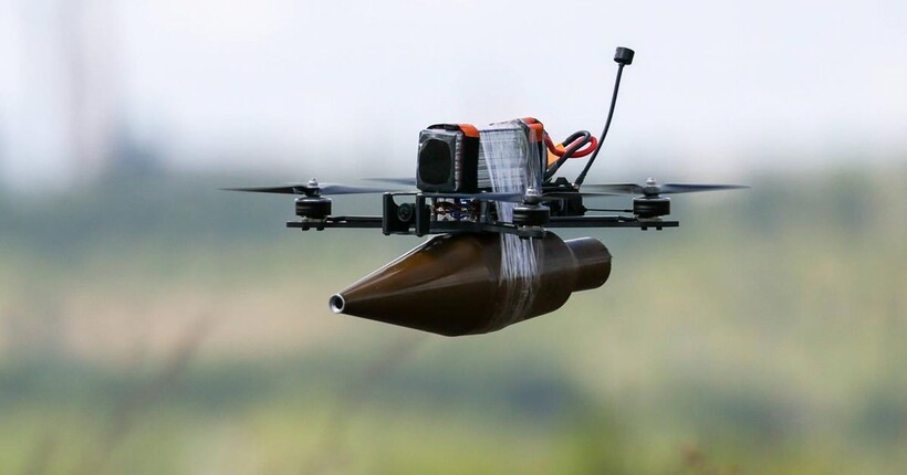 На Херсонщині російські окупанти обстріляли авто: поранено 43-річну жінку