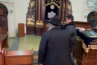 Синагога на Подолі постраждала від російського дрона: головний рабин показав наслідки