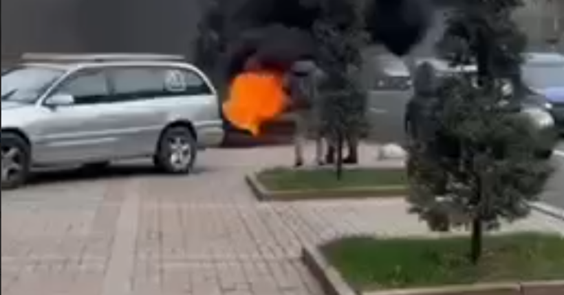 У Києві затримали чоловіка, який підпалив шини біля КМДА на Хрещатику (відео)