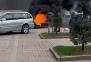 У Києві затримали чоловіка, який підпалив шини біля КМДА на Хрещатику (відео)