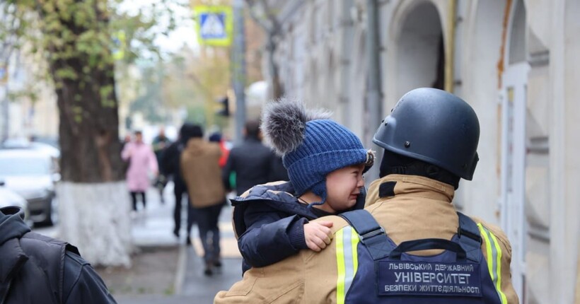 Удар по дитсадку у Харкові: поліцейські показали відео перших хвилин після влучання