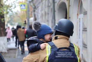 Удар по дитсадку у Харкові: поліцейські показали відео перших хвилин після влучання