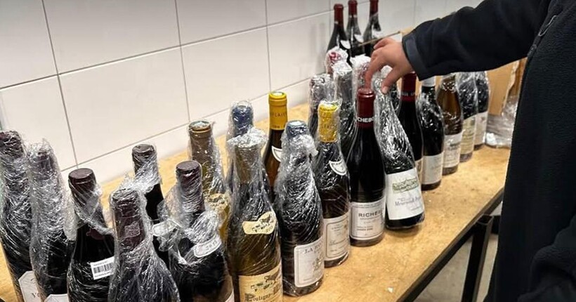 Детективи БЕБ викрили контрабанду елітного французького вина на Буковині