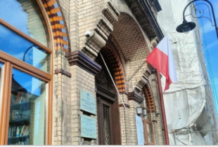 У Перемишлі вшосте за півроку зірвали український прапор з будівлі консульства