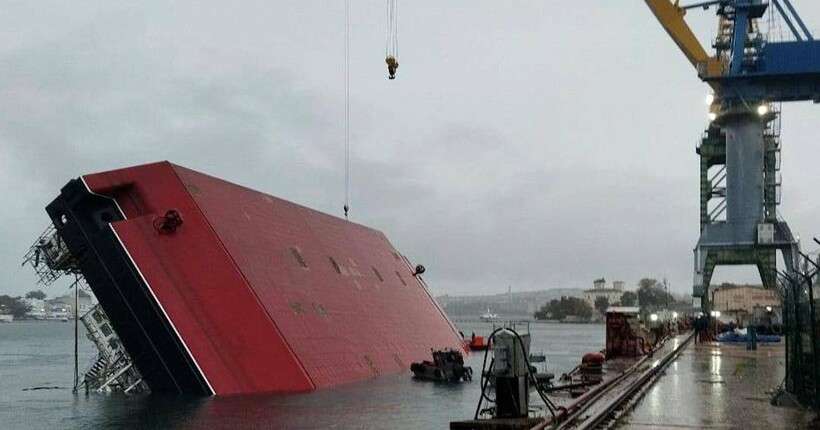 У Севастополі на морському заводі перекинувся плавучий кран: є загиблі і десятки поранених