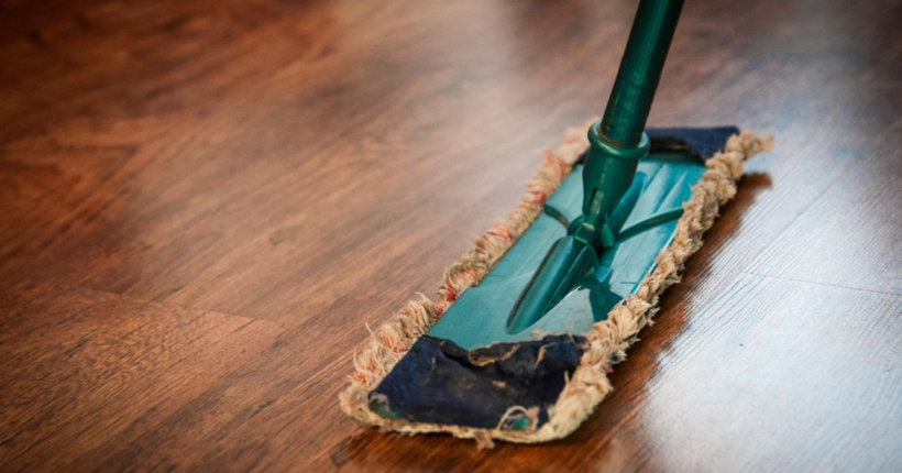 Як легко позбутися подряпин на дерев'яній підлозі - два прості лайфхаки