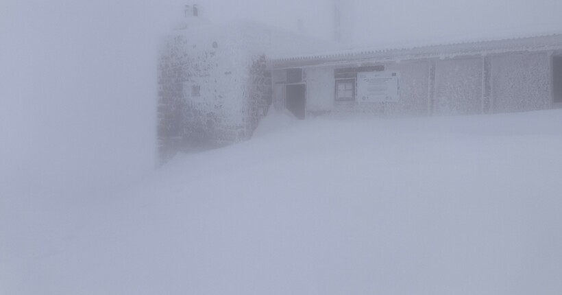 На горі Піп Іван випало до 80 см снігу (фото)