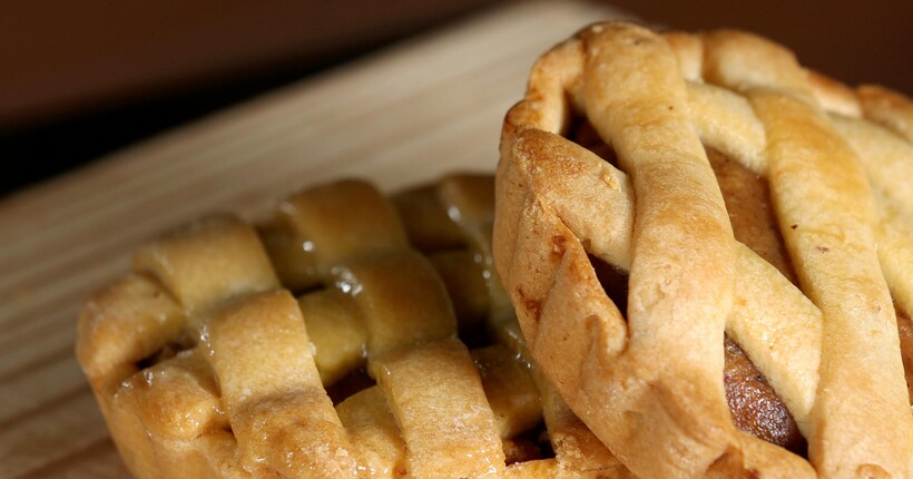 Пряний тарт із хурмою — ніжний десерт із йогуртовою начинкою