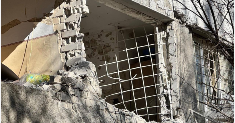 Російський дрон атакував Чорнобаївку на Херсонщині, постраждав місцевий житель