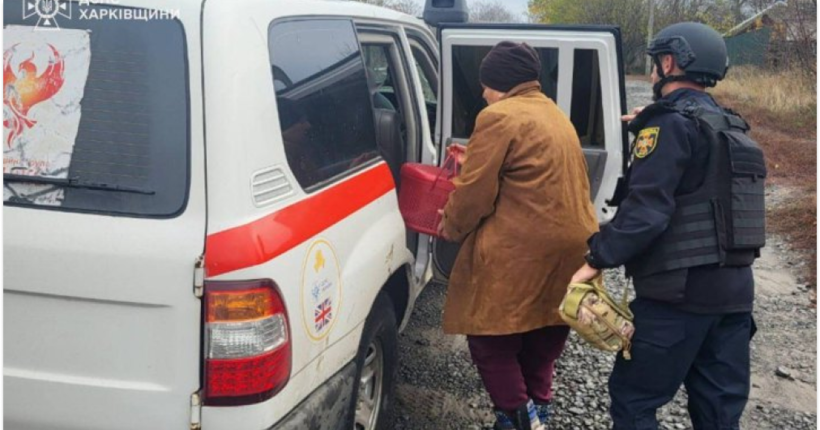Евакуація на Харківщині: рятувальники вивезли людей та тварину з прифронтових громад